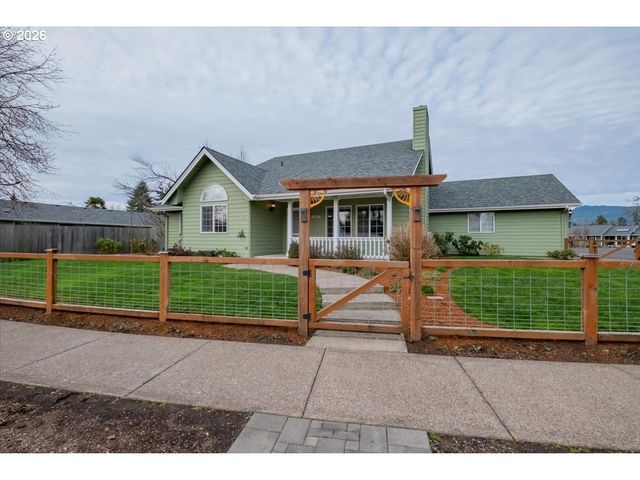 5718 E St, Springfield, OR 97477