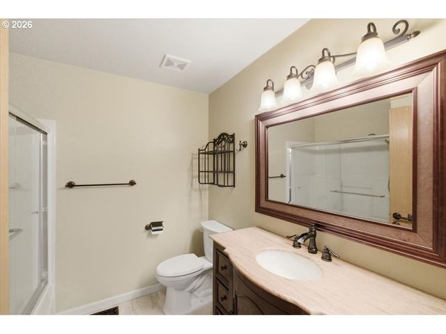 5718 E St, Springfield, OR 97477