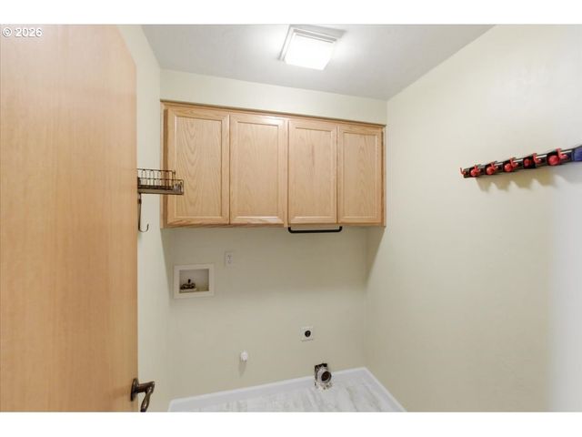 5718 E St, Springfield, OR 97477