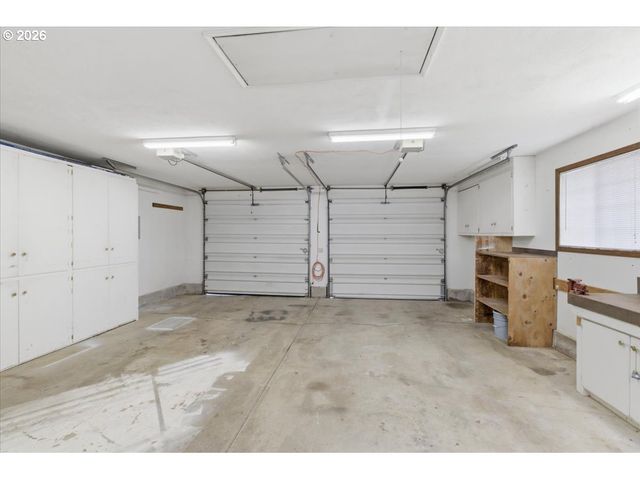 5718 E St, Springfield, OR 97477