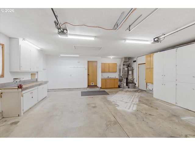 5718 E St, Springfield, OR 97477