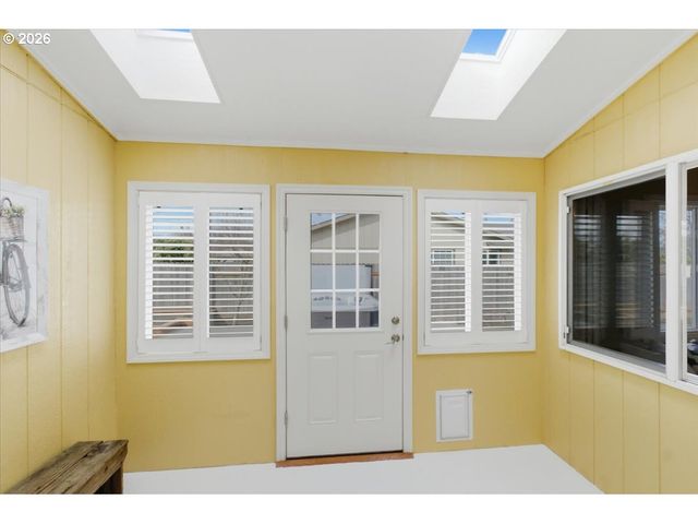 5718 E St, Springfield, OR 97477