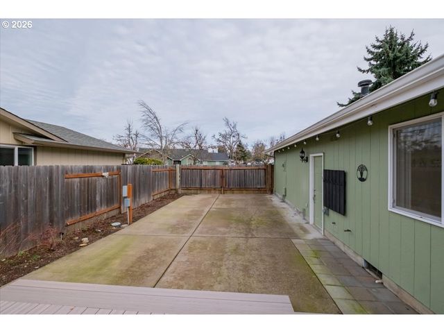 5718 E St, Springfield, OR 97477