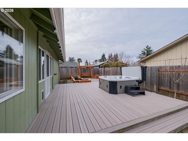 5718 E St, Springfield, OR 97477