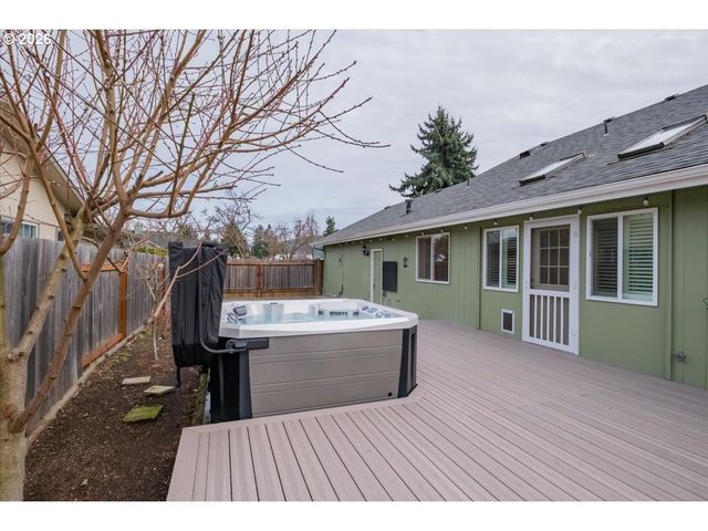 5718 E St, Springfield, OR 97477