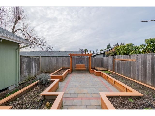 5718 E St, Springfield, OR 97477