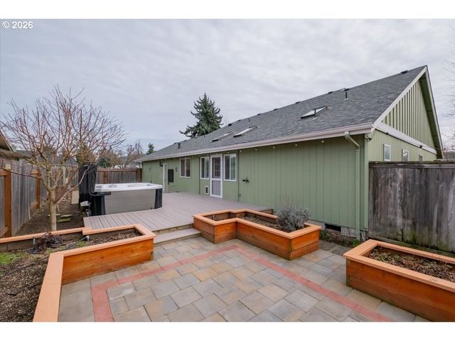 5718 E St, Springfield, OR 97477