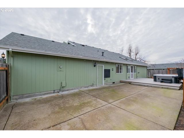 5718 E St, Springfield, OR 97477