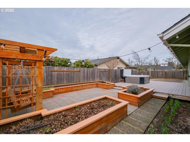 5718 E St, Springfield, OR 97477