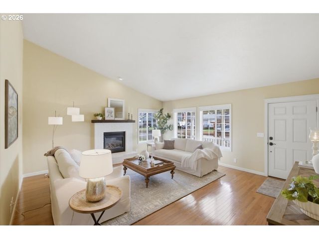 5718 E St, Springfield, OR 97477