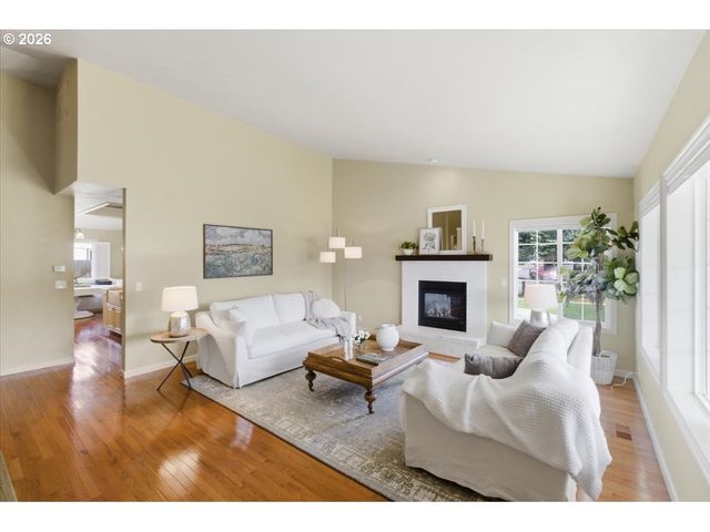 5718 E St, Springfield, OR 97477