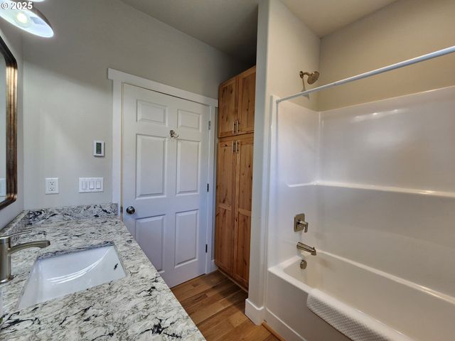 891 Ne DIVISION Ave, Bandon, OR 97411