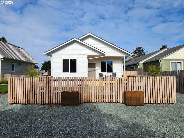 891 Ne DIVISION Ave, Bandon, OR 97411
