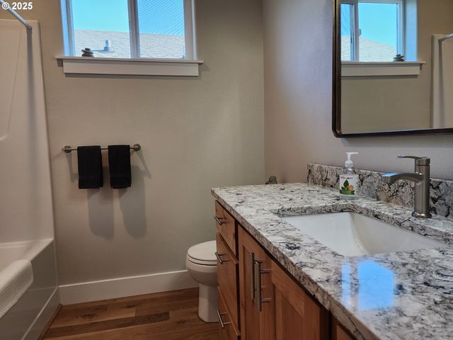 891 Ne DIVISION Ave, Bandon, OR 97411