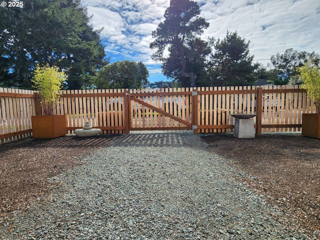 891 Ne DIVISION Ave, Bandon, OR 97411