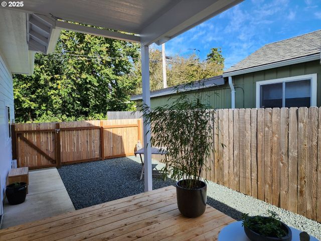 891 Ne DIVISION Ave, Bandon, OR 97411