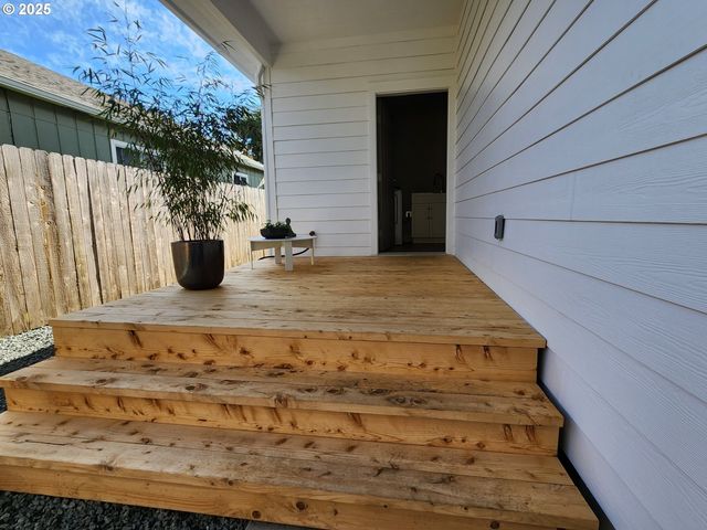 891 Ne DIVISION Ave, Bandon, OR 97411