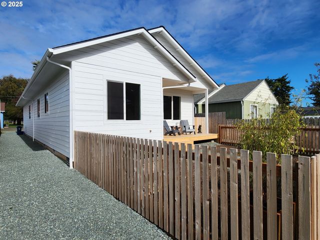 891 Ne DIVISION Ave, Bandon, OR 97411