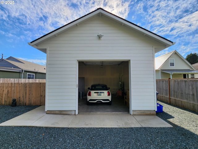 891 Ne DIVISION Ave, Bandon, OR 97411