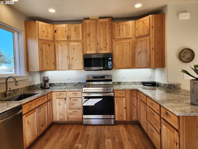 891 Ne DIVISION Ave, Bandon, OR 97411