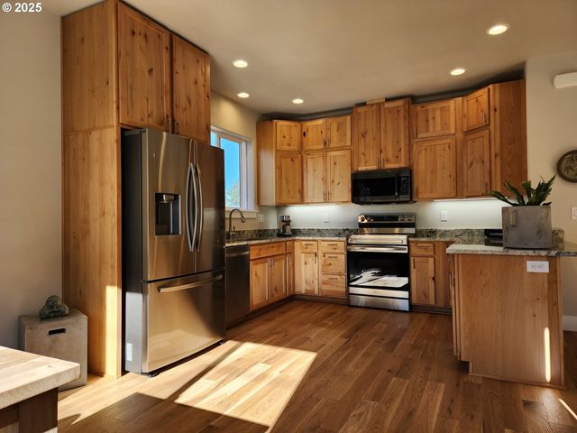 891 Ne DIVISION Ave, Bandon, OR 97411