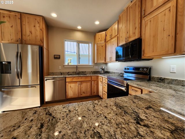 891 Ne DIVISION Ave, Bandon, OR 97411