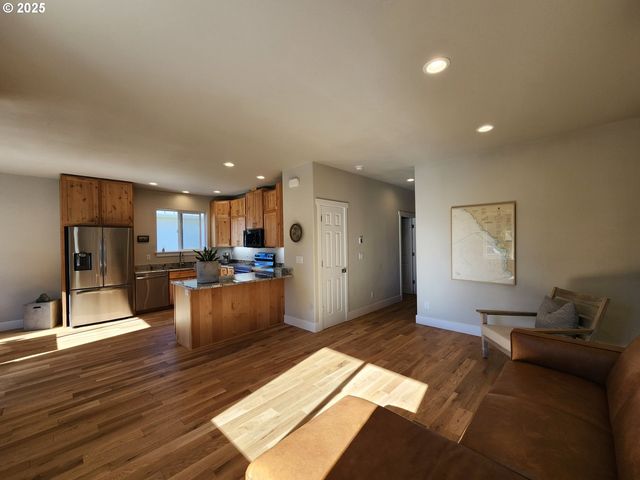 891 Ne DIVISION Ave, Bandon, OR 97411