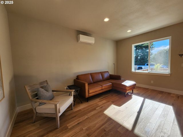 891 Ne DIVISION Ave, Bandon, OR 97411