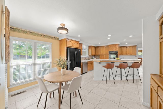 880 Laverstock Way, Sacramento, CA 95864