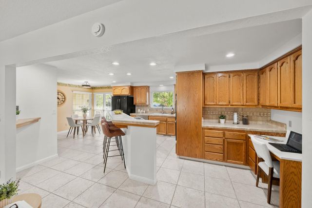 880 Laverstock Way, Sacramento, CA 95864