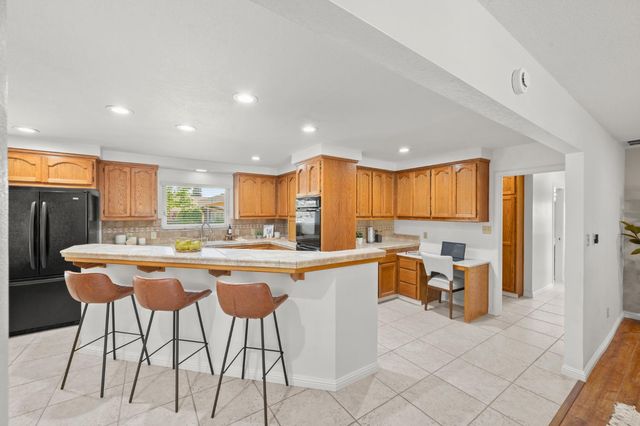 880 Laverstock Way, Sacramento, CA 95864