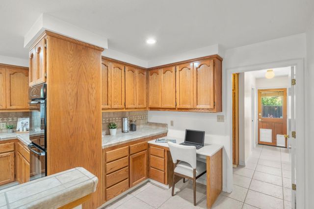 880 Laverstock Way, Sacramento, CA 95864