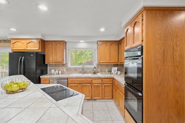 880 Laverstock Way, Sacramento, CA 95864