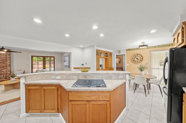 880 Laverstock Way, Sacramento, CA 95864