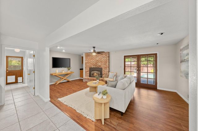 880 Laverstock Way, Sacramento, CA 95864