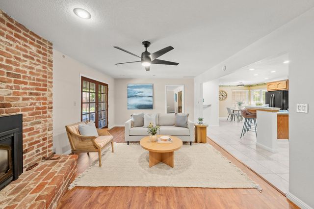 880 Laverstock Way, Sacramento, CA 95864