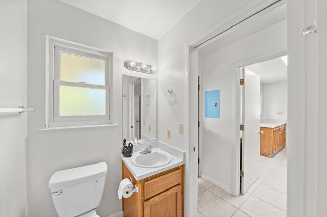 880 Laverstock Way, Sacramento, CA 95864