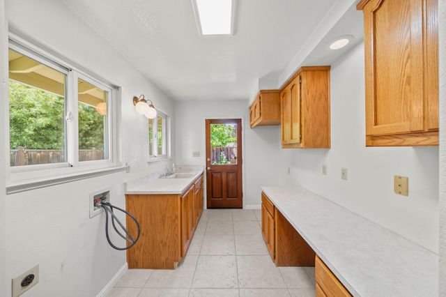 880 Laverstock Way, Sacramento, CA 95864