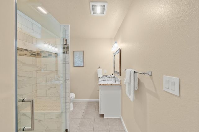 880 Laverstock Way, Sacramento, CA 95864