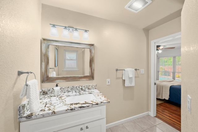 880 Laverstock Way, Sacramento, CA 95864