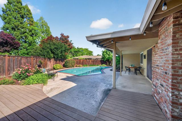 880 Laverstock Way, Sacramento, CA 95864