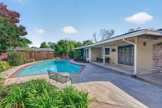 880 Laverstock Way, Sacramento, CA 95864