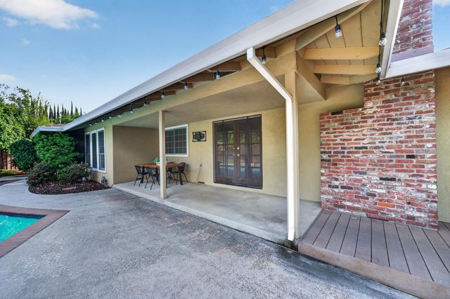 880 Laverstock Way, Sacramento, CA 95864