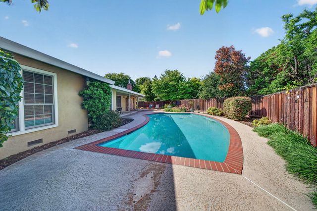 880 Laverstock Way, Sacramento, CA 95864