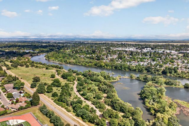 880 Laverstock Way, Sacramento, CA 95864