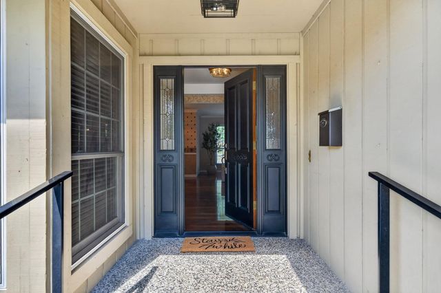 880 Laverstock Way, Sacramento, CA 95864