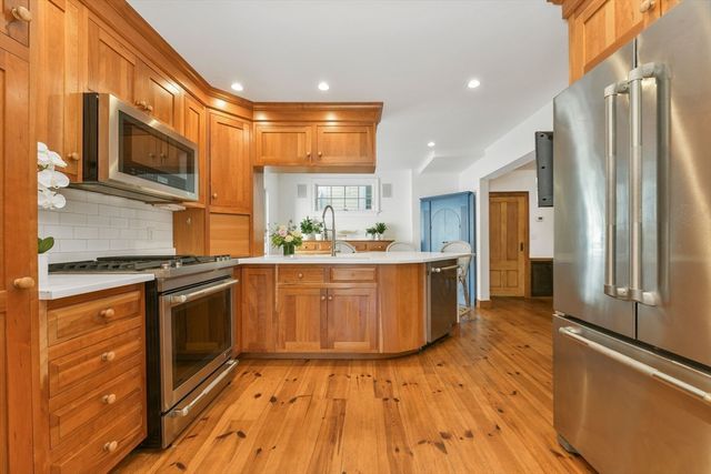 4 Margin St B, Cohasset, MA 02025