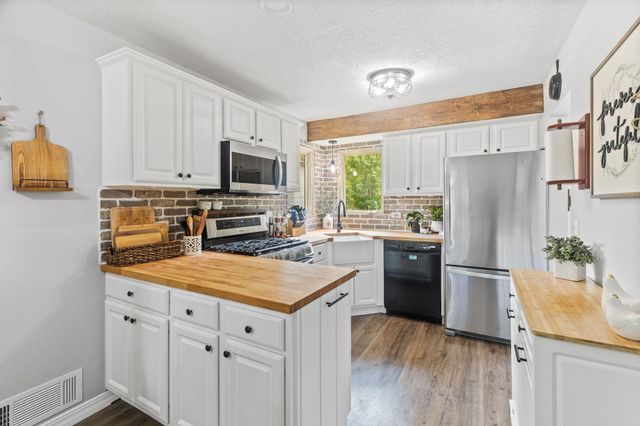 1716 County Road C E, Maplewood, MN 55109