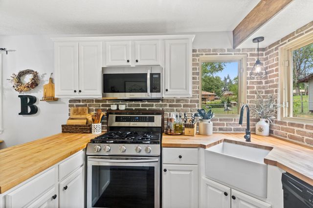 1716 County Road C E, Maplewood, MN 55109