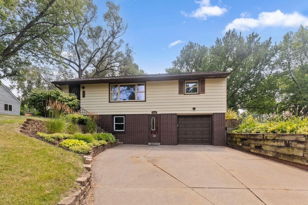 1716 County Road C E, Maplewood, MN 55109